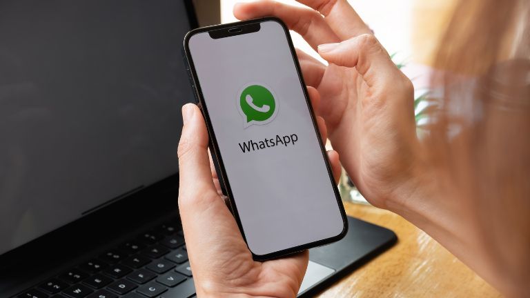 ¿Es Delito Enseñar Conversaciones de WhatsApp?  Compartiendo Perspectivas Legales y Éticas