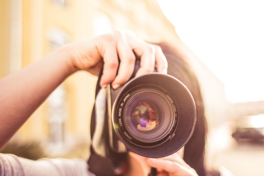 Es delito tomar fotos sin consentimiento en España